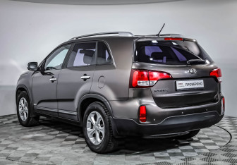 Подержанный автомобиль Kia Sorento 2013 года (7 фото)