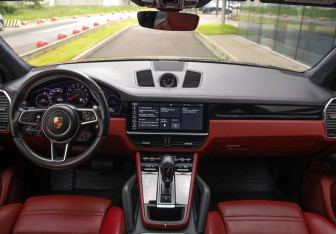 Подержанный автомобиль Porsche Cayenne 2019 года (12 фото)