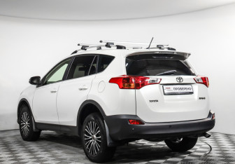 Подержанный автомобиль Toyota RAV4 2013 года (7 фото)