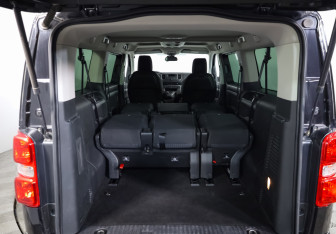 Подержанный автомобиль Peugeot Traveller 2021 года (31 фото)