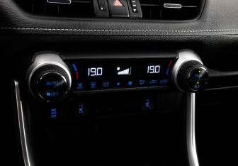 Подержанный автомобиль Toyota RAV4 2020 года (16 фото)