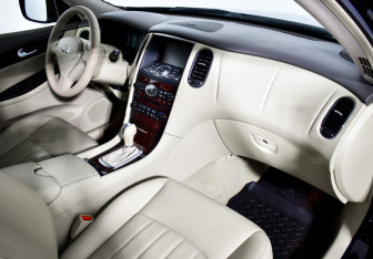 Подержанный автомобиль Infiniti QX50 2015 года (14 фото)