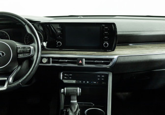 Подержанный автомобиль Kia K5 2021 года (14 фото)