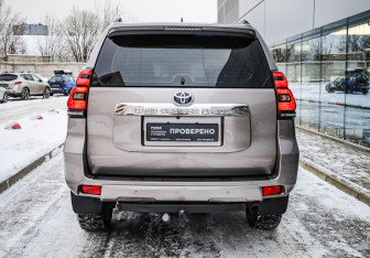 Подержанный автомобиль Toyota Land Cruiser Prado 2018 года (6 фото)