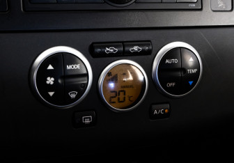 Подержанный автомобиль Nissan Tiida Hatchback 2008 года (14 фото)