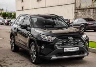 Подержанный автомобиль Toyota RAV4 2022 года (5 фото)