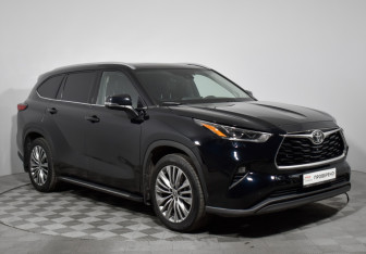 Подержанный автомобиль Toyota Highlander 2021 года (3 фото)