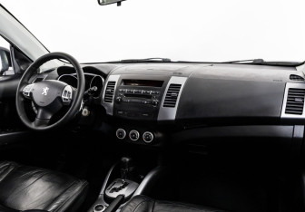 Подержанный автомобиль Peugeot 4007 2008 года (9 фото)