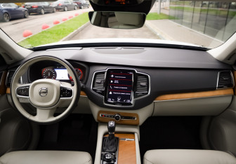Подержанный автомобиль Volvo XC90 2022 года (10 фото)