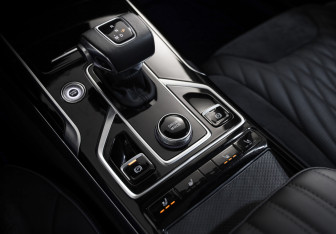 Подержанный автомобиль Hongqi HS5 2024 года (17 фото)