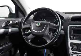 Подержанный автомобиль Skoda Octavia Liftback 2011 года (15 фото)