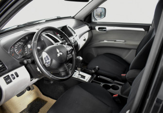 Подержанный автомобиль Mitsubishi Pajero Sport 2013 года (9 фото)