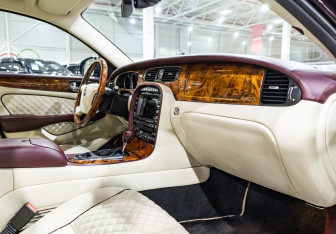 Подержанный автомобиль Jaguar XJ 2008 года (28 фото)
