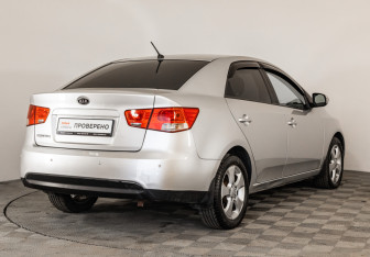 Подержанный автомобиль Kia Cerato Sedan 2009 года (5 фото)