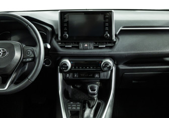 Подержанный автомобиль Toyota RAV4 2021 года (14 фото)