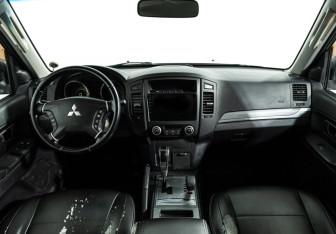 Подержанный автомобиль Mitsubishi Pajero 2011 года (13 фото)