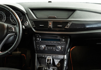 Подержанный автомобиль BMW X1 2013 года (14 фото)