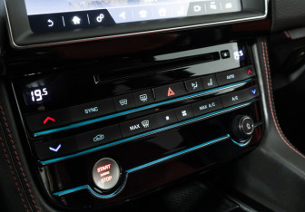 Подержанный автомобиль Jaguar F-Pace 2017 года (20 фото)