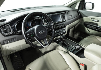 Подержанный автомобиль Kia Carnival 2017 года (11 фото)