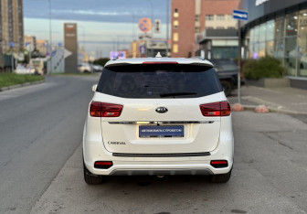 Подержанный автомобиль Kia Carnival 2020 года (7 фото)