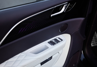 Подержанный автомобиль Hongqi E-HS9 2021 года (26 фото)