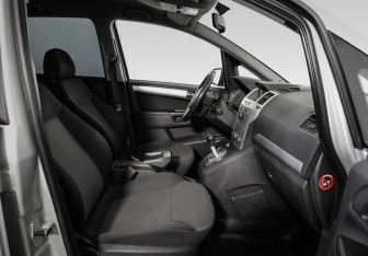 Подержанный автомобиль Opel Zafira Compactvan 2012 года (22 фото)
