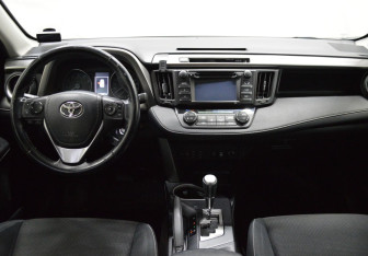 Подержанный автомобиль Toyota RAV4 2016 года (13 фото)