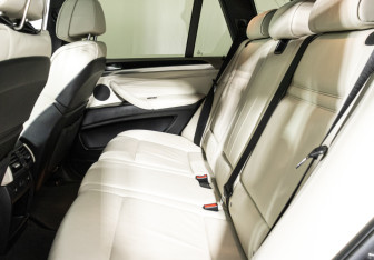 Подержанный автомобиль BMW X5 2010 года (10 фото)