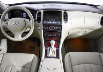 Подержанный автомобиль Infiniti QX50 2014 года (16 фото)