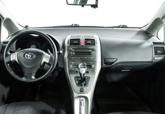 Подержанный автомобиль Toyota Auris Hatchback 2008 года (13 фото)