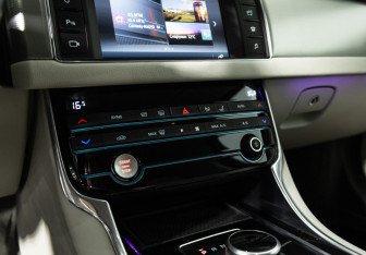Подержанный автомобиль Jaguar XF Sedan 2017 года (19 фото)