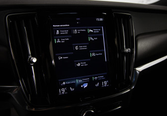 Подержанный автомобиль Volvo V90 Cross Country 2019 года (18 фото)