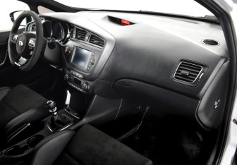 Подержанный автомобиль Kia Ceed GT 2017 года (12 фото)