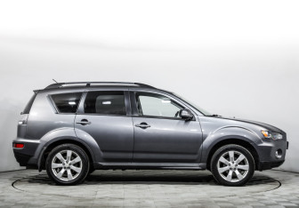 Подержанный автомобиль Mitsubishi Outlander 2012 года (4 фото)