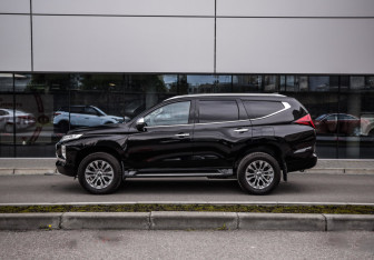 Подержанный автомобиль Mitsubishi Pajero Sport 2021 года (9 фото)