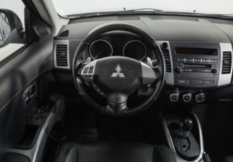Подержанный автомобиль Mitsubishi Outlander 2012 года (11 фото)