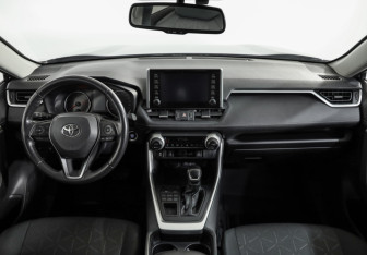 Подержанный автомобиль Toyota RAV4 2021 года (10 фото)