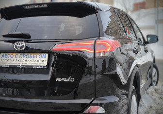 Подержанный автомобиль Toyota RAV4 2018 года (9 фото)