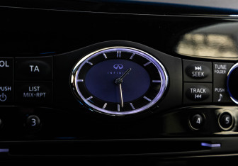 Подержанный автомобиль Infiniti QX70 2015 года (15 фото)