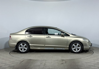 Подержанный автомобиль Honda Civic Sedan 2007 года (4 фото)