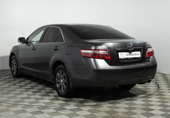 Подержанный автомобиль Toyota Camry Sedan 2006 года (7 фото)