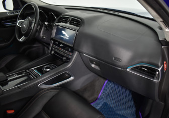 Подержанный автомобиль Jaguar F-Pace 2018 года (13 фото)