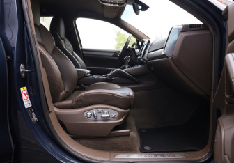 Подержанный автомобиль Porsche Cayenne 2010 года (27 фото)