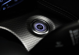 Подержанный автомобиль Hongqi H5 2024 года (21 фото)