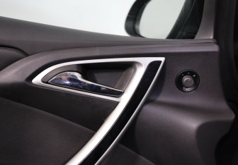 Подержанный автомобиль Opel Astra Hatchback 2011 года (13 фото)