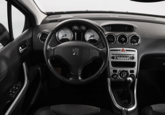 Подержанный автомобиль Peugeot 308 Hatchback 2008 года (11 фото)