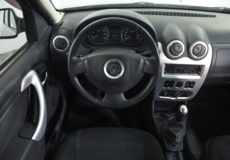 Подержанный автомобиль Renault Sandero 2012 года (10 фото)