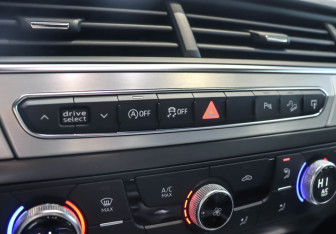 Подержанный автомобиль Audi Q7 2015 года (42 фото)