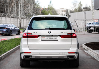 Подержанный автомобиль BMW X7 2021 года (7 фото)