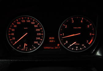 Подержанный автомобиль BMW X1 2012 года (12 фото)